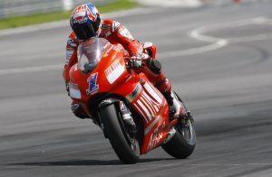 casey-stoner-fuoristrada-in-scooter-durante-la-vacanza-in-grecia-video