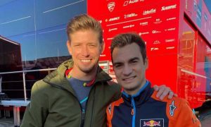 casey-stoner-ritorna-in-pista-alpinestars-gli-prepara-la-tuta