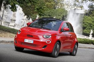 fiat-500-e-sempre-lei-la-piu-venduta-la-stanno-comprando-tutti-quanti