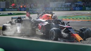 formula-1-zhou-salvo-per-miracolo-il-sistema-di-protezione-halo-ha-evitato-il-peggio