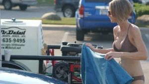 guidare-in-costume-da-bagno-se-ti-fermano-e-finita-rischi-una-doppia-multa