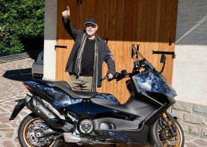 il-nuovo-yamaha-tmax-2022-di-vasco-rossi-by-aldo-drudi