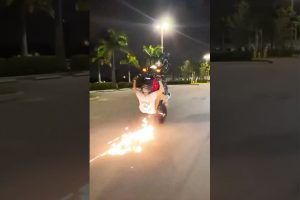 impenna-in-moto-ma-tocca-il-codino-e-cade-rovinosamente-video