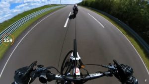 in-bici-a-272-km-h-trainato-da-una-moto-ecco-il-video-del-record