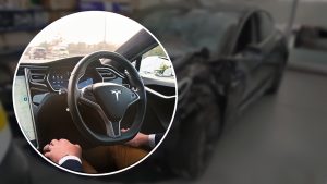 pazzesco-una-tesla-si-schianta-in-autostrada-era-in-modalita-pilota-automatico-video