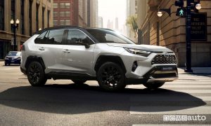 toyota-rav4-il-suv-piu-venduto-al-mondo-si-aggiorna-per-il-2023-nuove-dotazioni-in-arrivo