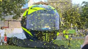valentino-rossi-pesaro-gli-dedica-un-monumento-da-guinness