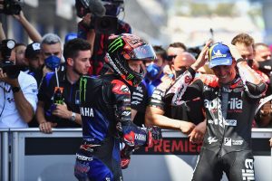 aleix-espargaro-copia-fabio-quartararo-nuovo-look-per-la-sfida-iridata