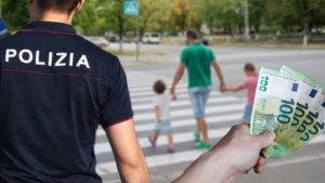 attraversamento-pedonale-se-non-lo-rispetti-la-multa-e-doppia-stavolta-paga-anche-il-pedone