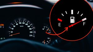 avete-mai-fatto-caso-alla-freccia-rossa-non-indica-solo-il-carburante-ha-una-funzione-nascosta