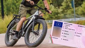 bici-elettriche-senza-patente-targa-e-assicurazione-non-puoi-piu-circolare-ora-e-obbligatorio