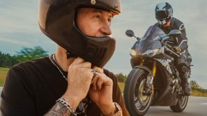 casco-moto-mai-circolare-con-la-visiera-aperta-non-solo-la-multa-ti-confiscano-tutto-quanto