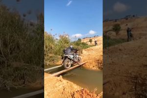 enduro-livello-pro-oltrepassare-un-torrente-video