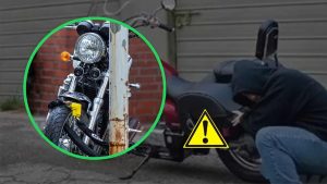 ladri-moto-con-il-trucchetto-del-palo-non-potranno-farti-nulla-li-freghi-tu-stavolta