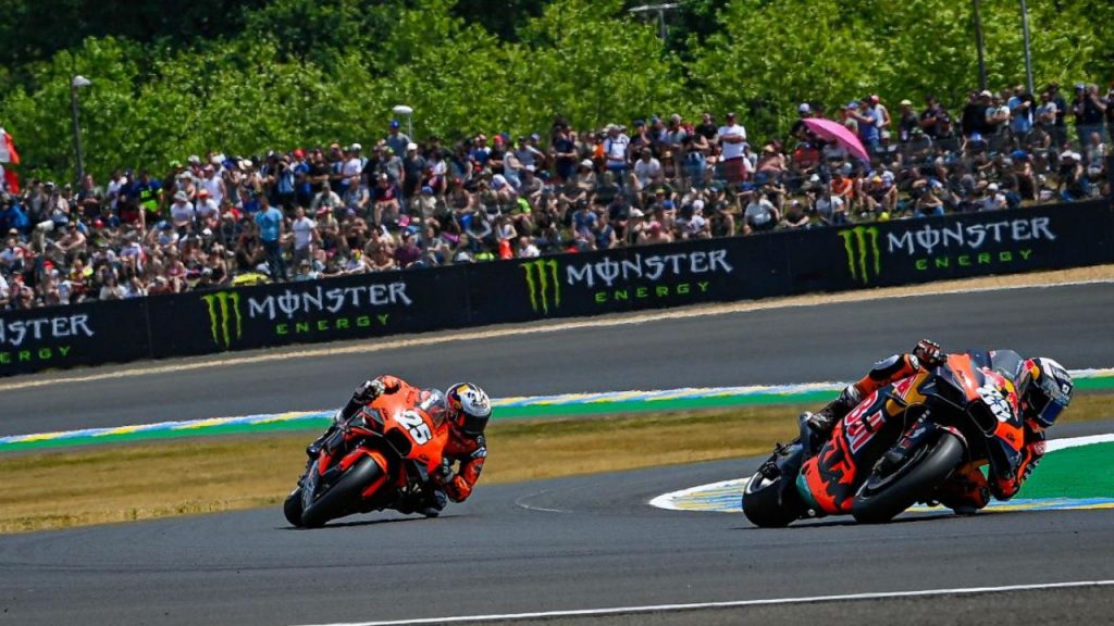 motogp-oliveira-fernandez-in-rnf-aprilia-laffettuoso-saluto-di-ktm