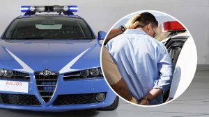 perche-i-poliziotti-quando-fanno-salire-un-uomo-in-auto-gli-abbassano-la-testa-la-risposta-ti-stupira