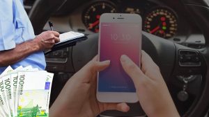 smartphone-alla-guida-anche-da-fermo-e-vietato-multona-da-e1697-se-lo-usi-occhio-al-semaforo