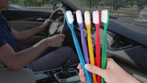 spazzolino-da-denti-perche-dovresti-sempre-averne-uno-in-macchina-non-e-come-pensi