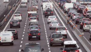 traffico-di-agosto-mai-partire-nei-giorni-con-bollino-rosso-e-nero-passi-le-vacanze-in-autostrada