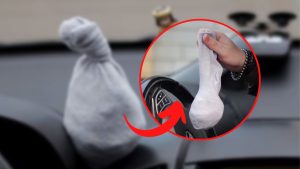 calzino-pieno-di-sale-sul-cruscotto-dellauto-il-trucchetto-geniale-che-ti-salvera-la-vita