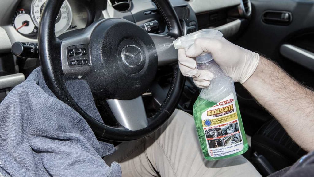 disinfettare-lauto-con-prodotti-naturali-con-questi-ingredienti-ti-liberi-di-tutti-i-microbi