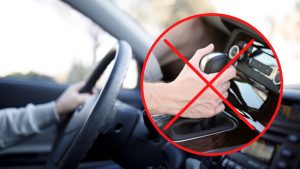 guidare-con-la-mano-sul-cambio-non-farlo-mai-questo-gravissimo-errore-ti-rovina