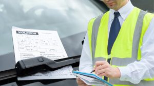 multa-falsa-sul-parabrezza-furbetti-usano-questo-trucchetto-per-non-pagarle-mai-farlo
