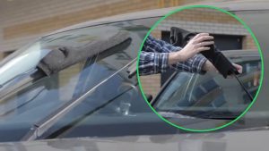 tergicristalli-perche-in-tanti-ci-infilano-dei-calzini-sopra-il-motivo-ti-stupira-lo-farai-sempre
