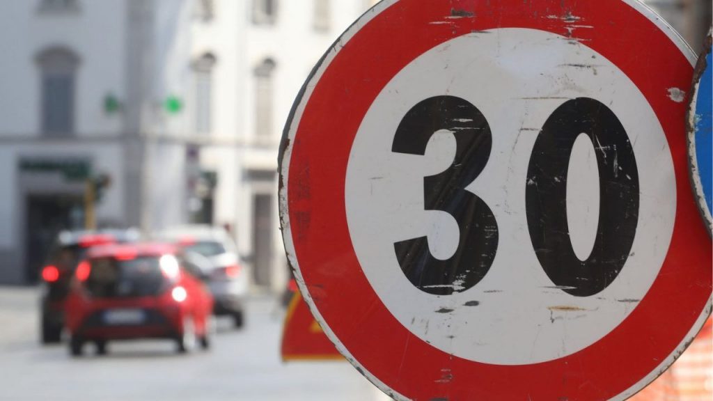 addio-50-km-h-su-queste-strade-il-nuovo-limite-a-30-km-h-attento-alle-multe-salatissime