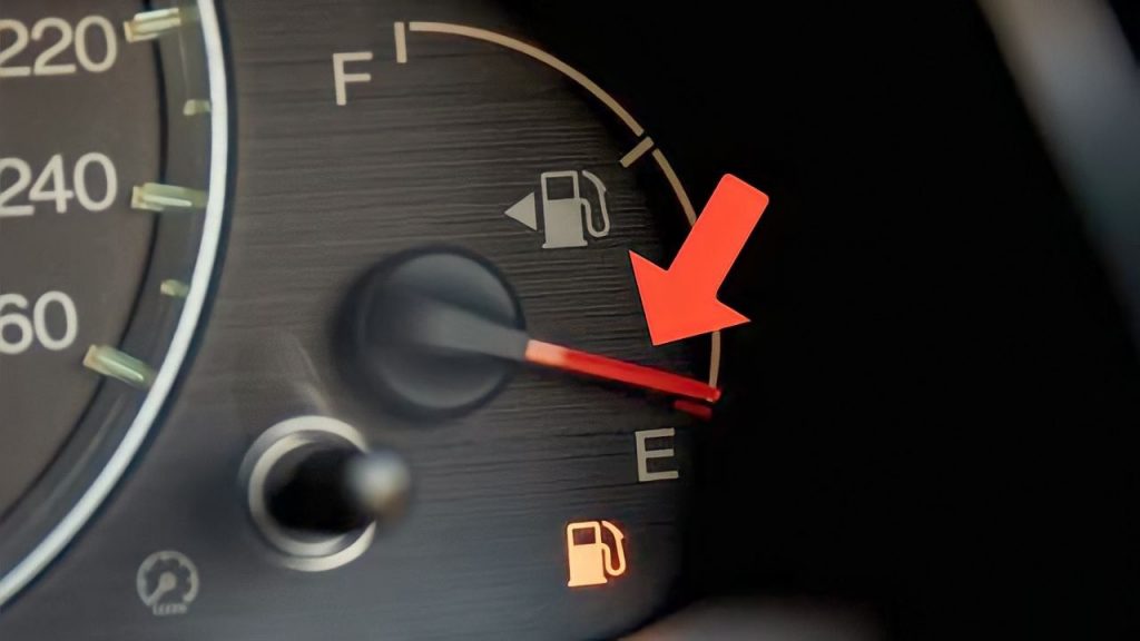 avete-visto-la-freccia-rossa-non-indica-il-carburante-la-sua-funzione-non-la-conosce-nessuno