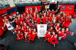 bagnaia-regala-il-titolo-squadre-al-team-ducati-lenovo