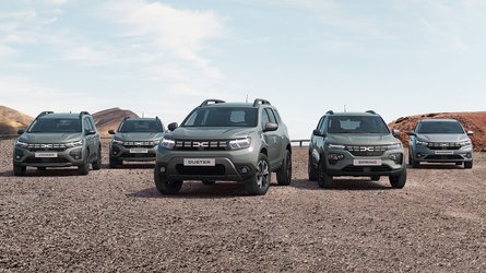 gamma-dacia-2023-spring-duster-sandero-e-jogger-con-nuovo-logo-ed-emblema-dacia-link