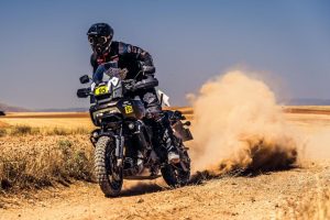 harley-davidson-pan-america-con-pedrero-tra-le-dune