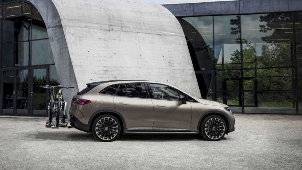 mercedes-a-parigi-eqe-suv-cambia-la-forma-non-la-tecnica