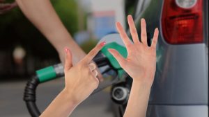 mettilo-sulle-mani-prima-di-fare-benzina-questo-gesto-ti-salva-la-vita-lo-farai-sempre