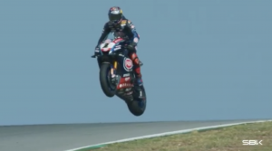 sbk-portimao-impressionante-salto-di-razgatlioglu