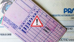 patente-di-guida-queste-non-sono-piu-in-regola-attento-se-non-vuoi-rimanere-fregato