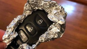 perche-tutti-gli-automobilisti-esperti-avvolgono-le-chiavi-nellalluminio-incredibile