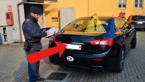 targa-se-la-tua-e-fatta-in-questo-modo-ti-prendi-e3500-di-multa-ci-cascano-tutti