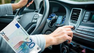 auto-il-tasto-segreto-che-ti-fa-risparmiare-20e-di-benzina-al-mese