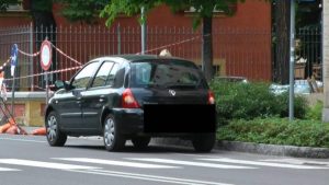 auto-vietato-fermare-la-macchina-con-le-doppie-frecce-in-questo-punto-multa-assicurata