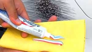 cosa-succede-se-metti-il-dentifricio-sui-graffi-dellauto-incredibile