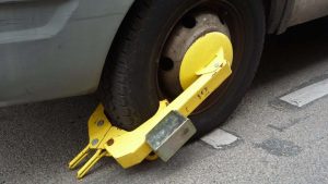 ganasce-in-tanti-le-tolgono-cosi-il-trucco-e-geniale-ma-illegale