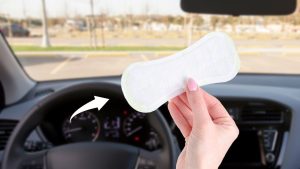 ecco-perche-tutti-dovrebbero-infilare-un-salvaslip-in-auto-trucco-ingegnoso