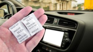 gel-di-silice-mai-buttarlo-lascia-una-bustina-in-auto-sarai-sorpreso-dal-risultato
