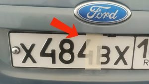 metti-questo-pezzo-di-nastro-adesivo-sulla-targa-non-sai-cosa-puoi-farci