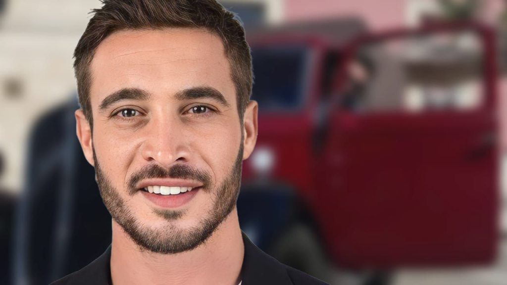 antonino-spinalbese-appassionato-di-auto-depoca-eccolo-che-mostra-la-sua-amata