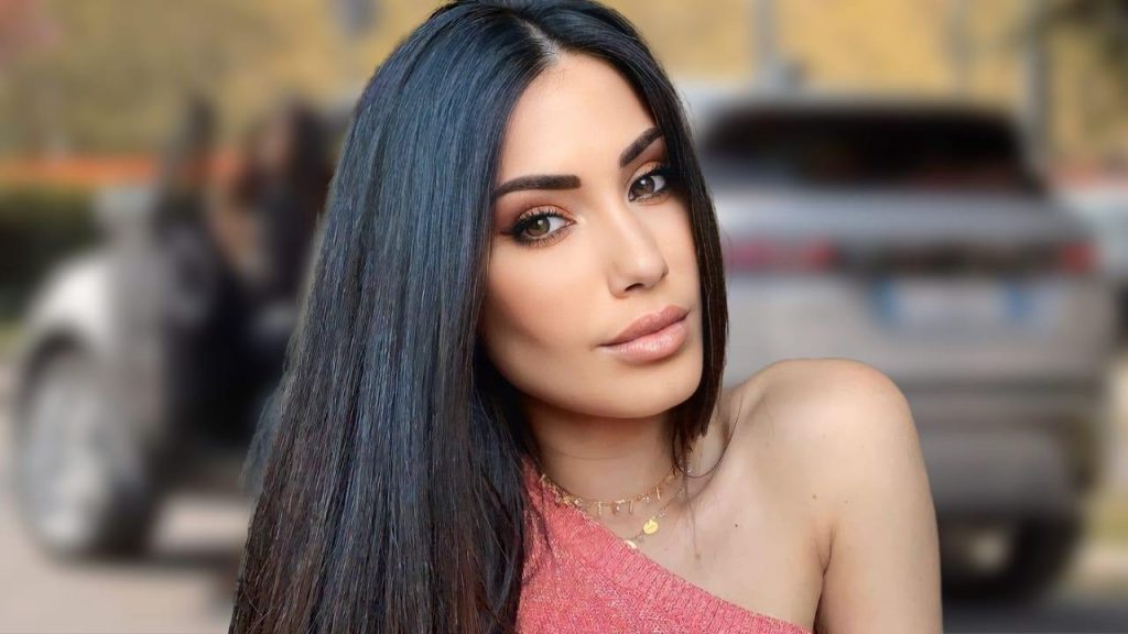 federica-nargi-eccola-al-volante-mentre-guida-la-sua-nuova-auto-che-suv