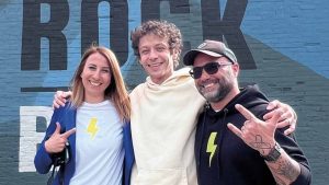 valentino-rossi-in-versione-rock-maxi-tributo-al-campione-motogp