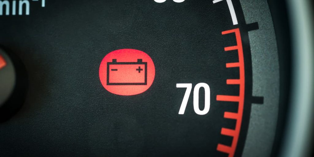 spia-batteria-accesa-cosa-significa-e-cosa-fare